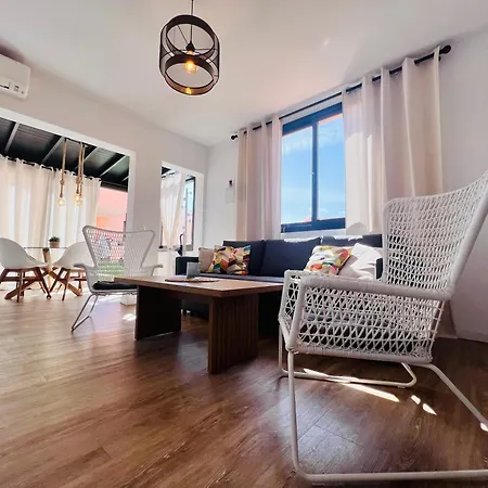 Tenerife Lucia, * Costa Adeje (Tenerife)